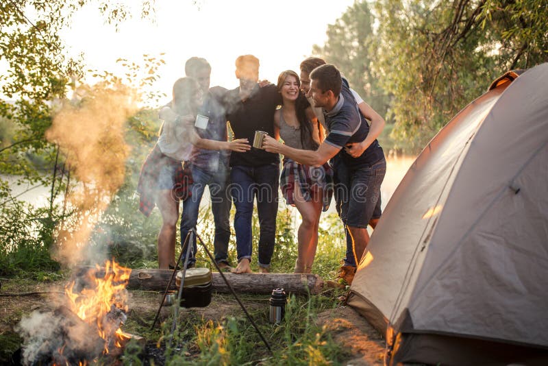 Les collègues de sourire célèbrent le succès dans les businees au terrain de camping photographie stock libre de droits