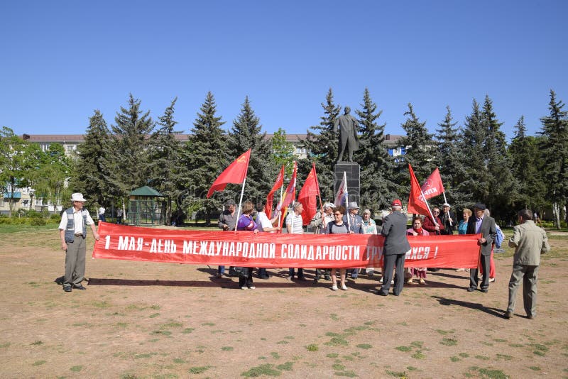 Les communistes se préparent à la marche de mayday Célébration premier le mai, le jour du ressort et du travail Mayday photo libre de droits Les communistes se préparent à la marche de mayday Célébration premier le mai, le jour du ressort et du travail Mayday photo libre de droits