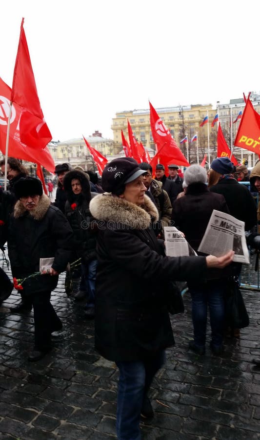 Les communistes sur l'anniversaire de Joseph Stalin presque se préparant au cortège à la nécropole images libres de droits Les communistes sur l'anniversaire de Joseph Stalin presque se préparant au cortège à la nécropole images libres de droits