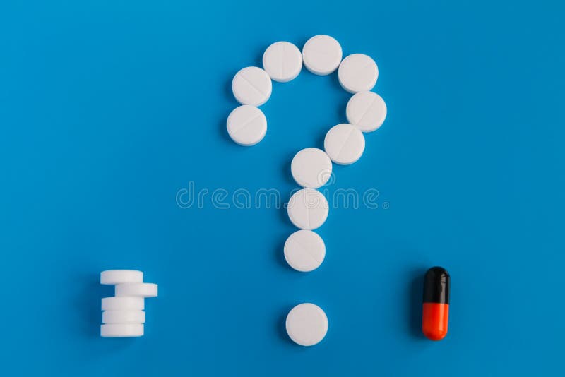 Les comprimés sont les meds blancs sur un fond bleu Un symbole d'un point d'interrogation Choisissez entre les pilules multiples images stock Les comprimés sont les meds blancs sur un fond bleu Un symbole d'un point d'interrogation Choisissez entre les pilules multiples images stock