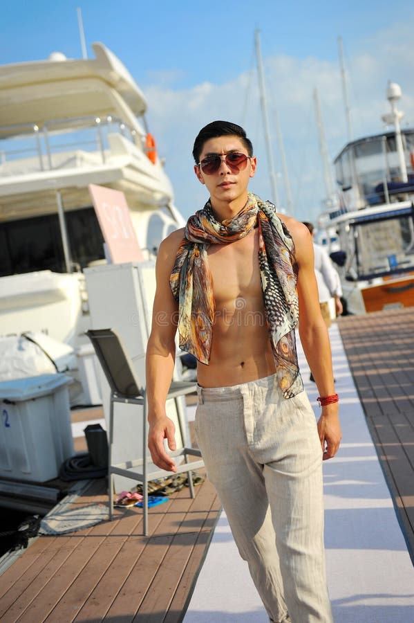 Les conceptions de présentation modèles de la mode de station de vacances de peau au yacht de Singapour montrent 2013 photo libre de droits Les conceptions de présentation modèles de la mode de station de vacances de peau au yacht de Singapour montrent 2013 photo libre de droits