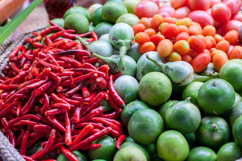 Les concombres, les citrons et les tomates frais c'est un mélange de beaucoup de plats thaïlandais, particulièrement som Tam image stock