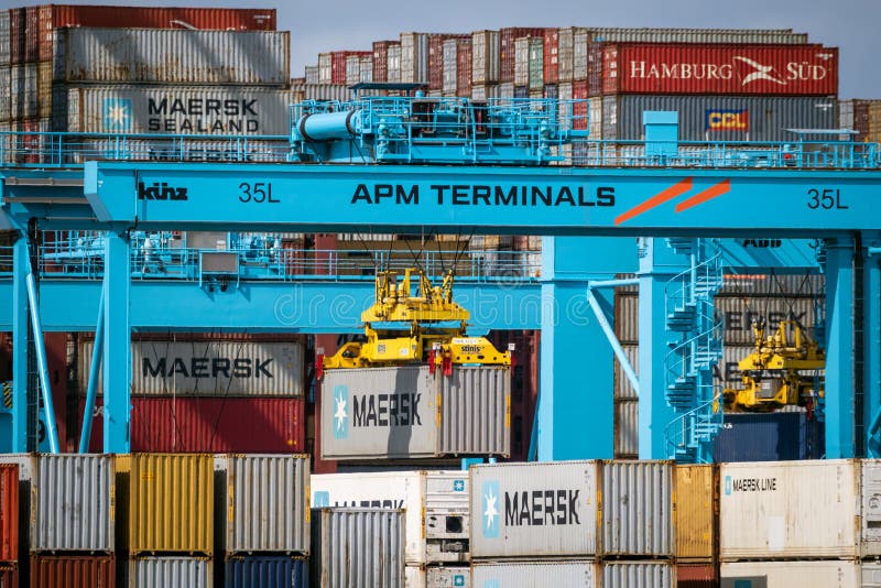 Les conteneurs maritimes sont déplacés dans le terminal APM dans le nouveau Maasvlakte 2 dans le port de Rotterdam photos libres de droits Les conteneurs maritimes sont déplacés dans le terminal APM dans le nouveau Maasvlakte 2 dans le port de Rotterdam photos libres de droits