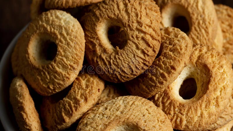 Les cookies de noix de coco en anneau ont servi sur une cuvette. Petites butées toriques brésiliennes. Focus sélectif dans une vue banque de vidéos
