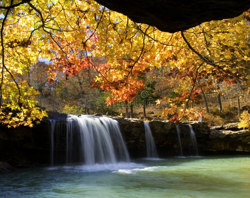 Les couleurs d'automne à l'eau en baisse tombe, crique en baisse de l'eau, Ozark National Forest, Arkansas