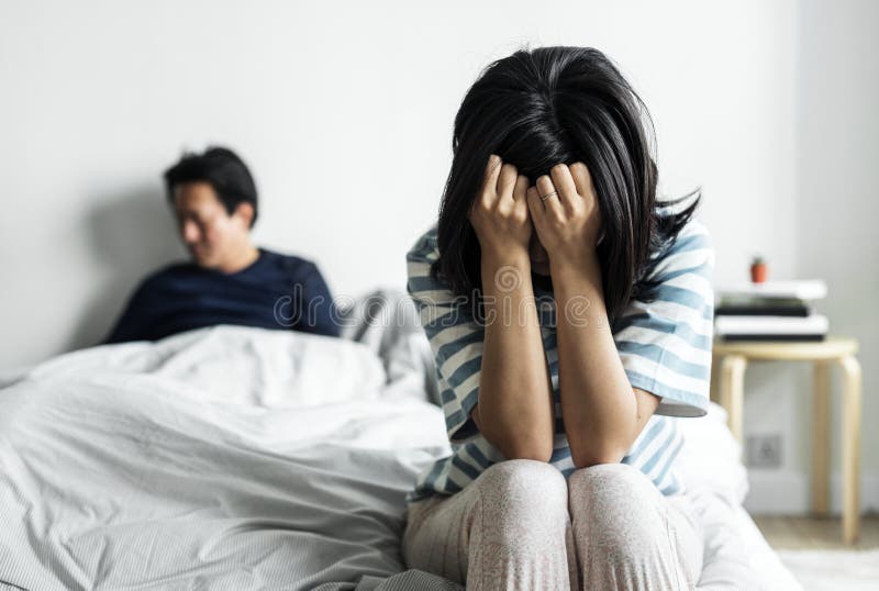 Les couples asiatiques ont un argument image libre de droits Les couples asiatiques ont un argument image libre de droits