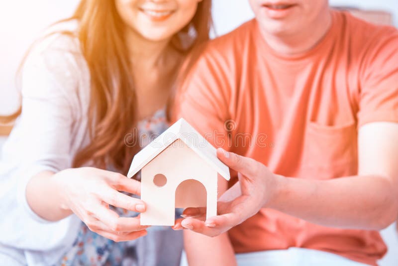 Les couples d'amour achètent une nouvelle maison images libres de droits Les couples d'amour achètent une nouvelle maison images libres de droits