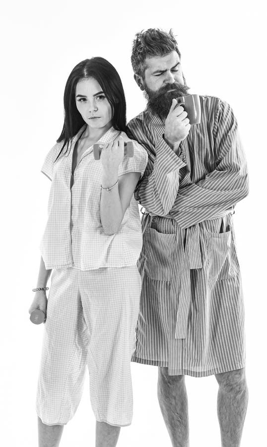 Les couples dans l'amour dans le pyjama, peignoir reculent pour soutenir Couples, famille sur les visages somnolents dans la rout photos libres de droits Les couples dans l'amour dans le pyjama, peignoir reculent pour soutenir Couples, famille sur les visages somnolents dans la rout photos libres de droits
