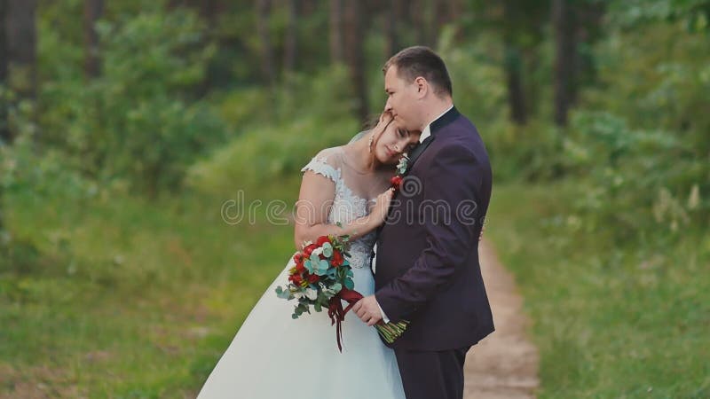 Les couples de mariage dans la forêt la jeune mariée ont étendu sa tête sur l'épaule du ` s de marié Un moment émouvant pendant u