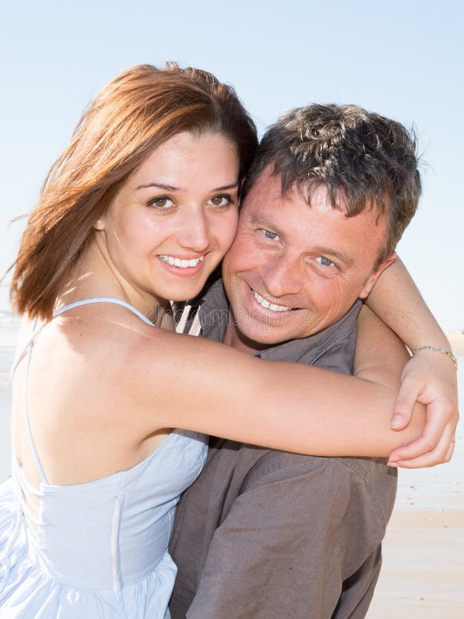 les couples heureux de sourire dans l'amour jouent le jour de vacances d'été de plage de sable photo libre de droits les couples heureux de sourire dans l'amour jouent le jour de vacances d'été de plage de sable photo libre de droits