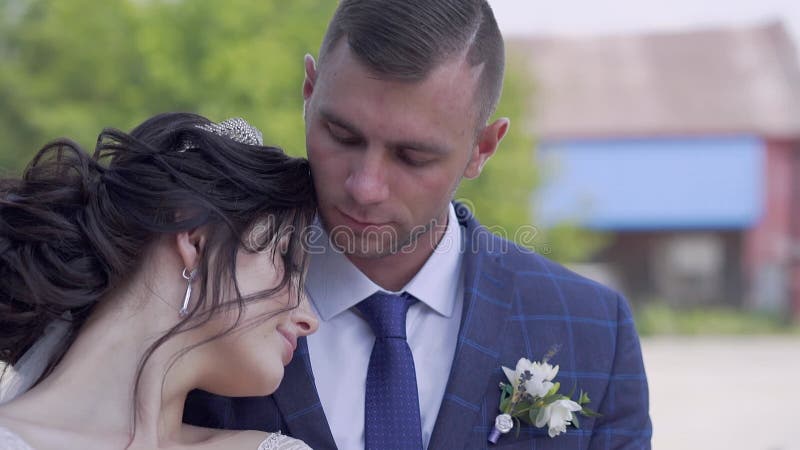 Les couples heureux mariage magnifique vue de fin de ralenti banque de vidéos