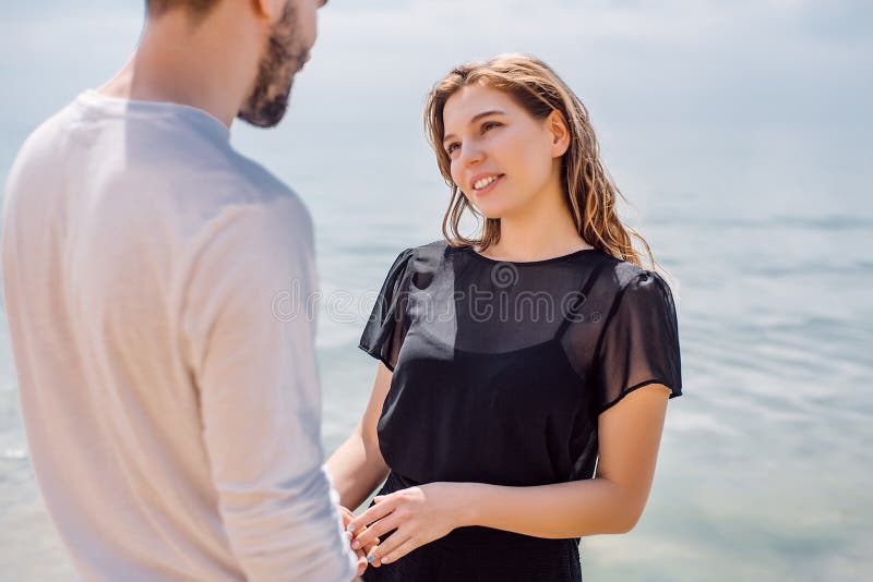 Les couples heureux étreignant à la mer échouent, adulte, vacances d'été photo libre de droits Les couples heureux étreignant à la mer échouent, adulte, vacances d'été photo libre de droits