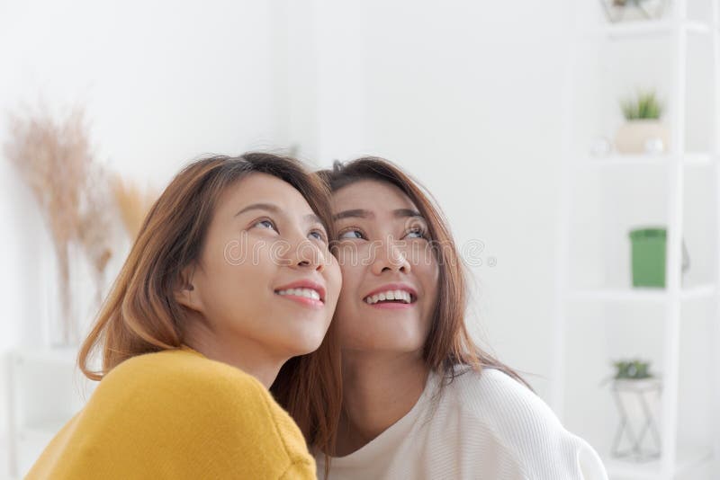Les couples lesbiens sont souriants et regardants, des couples de wom homosexuel photo libre de droits Les couples lesbiens sont souriants et regardants, des couples de wom homosexuel photo libre de droits