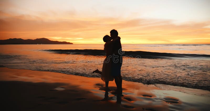 Les couples marchent sur la plage de temporarisation