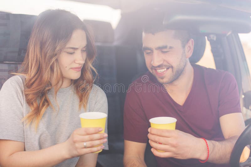Les couples masculins femelles et non rasés attrayants ont la pause-café dans automatique, destination de portée avec la grande v photos stock Les couples masculins femelles et non rasés attrayants ont la pause-café dans automatique, destination de portée avec la grande v photos stock