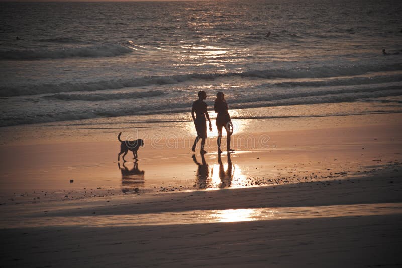 Les couples non identifiables marchent au coucher du soleil photo stock Les couples non identifiables marchent au coucher du soleil photo stock