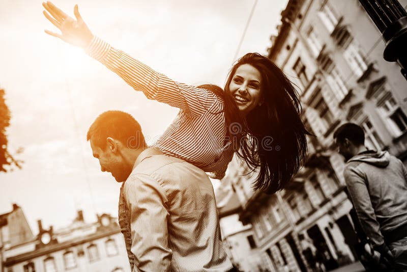Les couples ont l'amusement dans la ville image stock