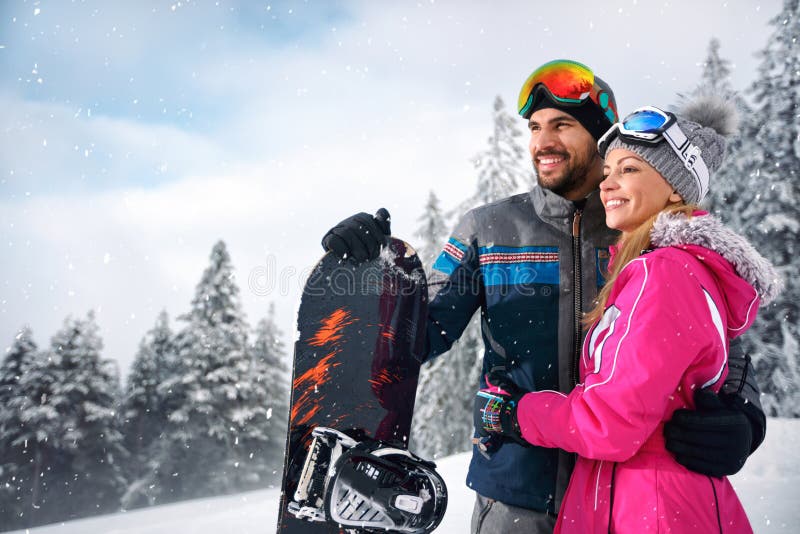 Les couples ont plaisir à skier sur la montagne images stock Les couples ont plaisir à skier sur la montagne images stock