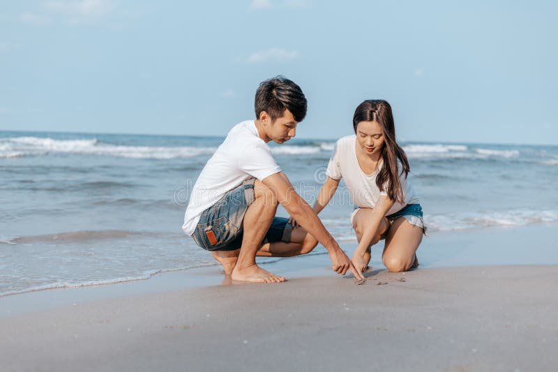 Couple Romantique Câlin Ensemble Sur La Plage En été. Voyage De Noces  Vacances D'été Concept Photo stock - Image du plage, beau: 208521102