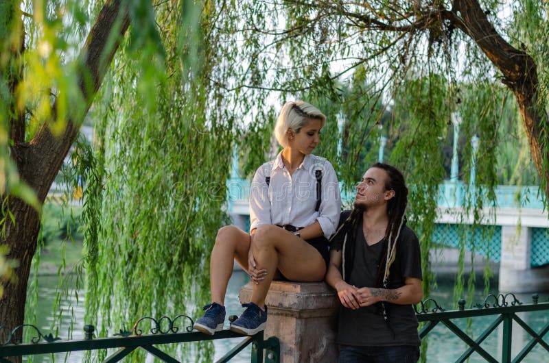 Les couples romantiques heureux au parc, ils regardent l'un l'autre image stock Les couples romantiques heureux au parc, ils regardent l'un l'autre image stock