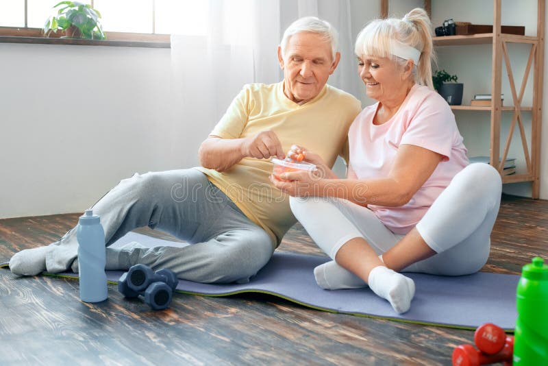 Les couples supérieurs exercent ensemble à la maison la nutrition saine de soins de santé photo libre de droits Les couples supérieurs exercent ensemble à la maison la nutrition saine de soins de santé photo libre de droits
