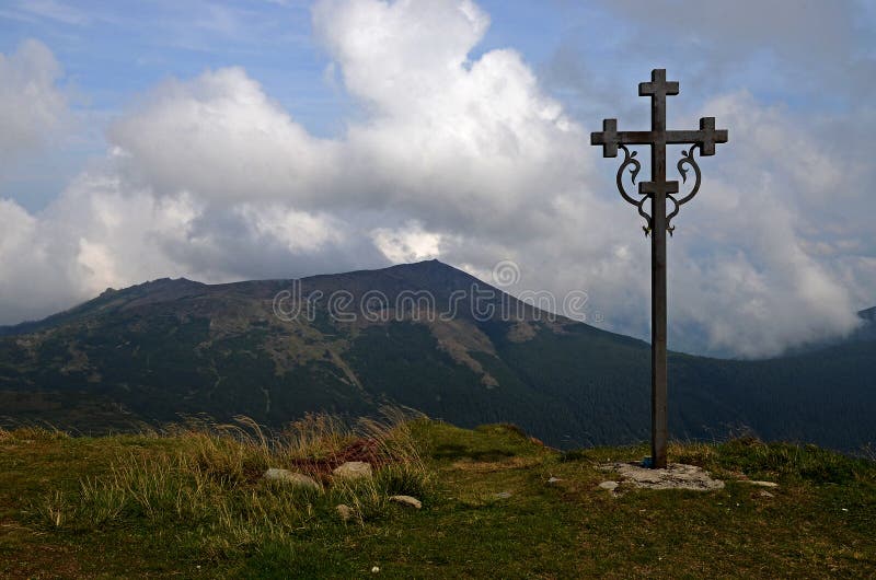 Les cr?tes des montagnes carpathiennes Cha?nes de montagne couvertes de for?ts sous les nuages bleus photo stock Les cr?tes des montagnes carpathiennes Cha?nes de montagne couvertes de for?ts sous les nuages bleus photo stock