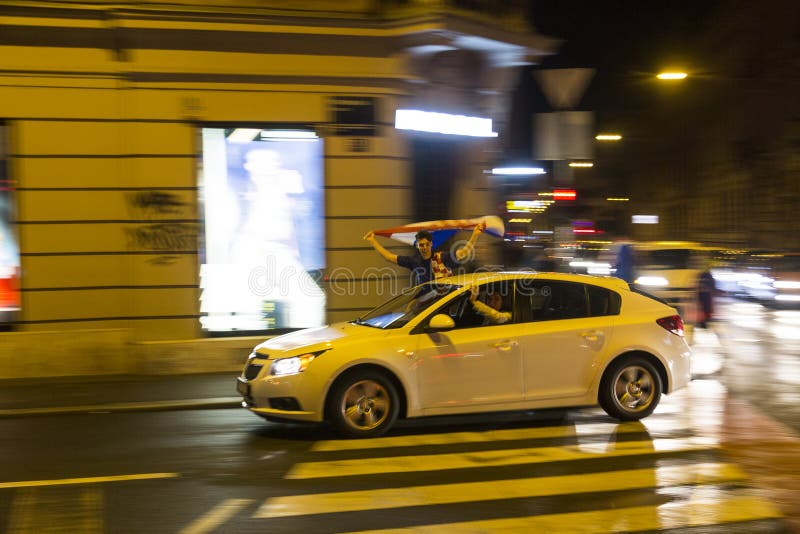 Les croates à Zagreb célèbrent la victoire contre l'Angleterre dans semi la finale du finale de la Coupe du monde photographie stock Les croates à Zagreb célèbrent la victoire contre l'Angleterre dans semi la finale du finale de la Coupe du monde photographie stock