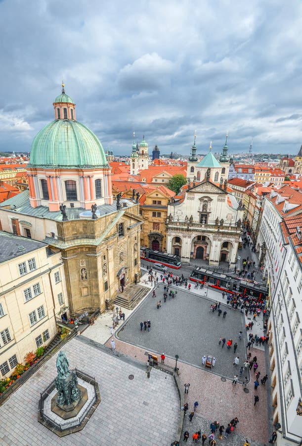 Les croisés ajustent, vue de vieille tour de pont de ville, République Tchèque de Prague Vue supérieure de centre de la ville de photo stock Les croisés ajustent, vue de vieille tour de pont de ville, République Tchèque de Prague Vue supérieure de centre de la ville de photo stock