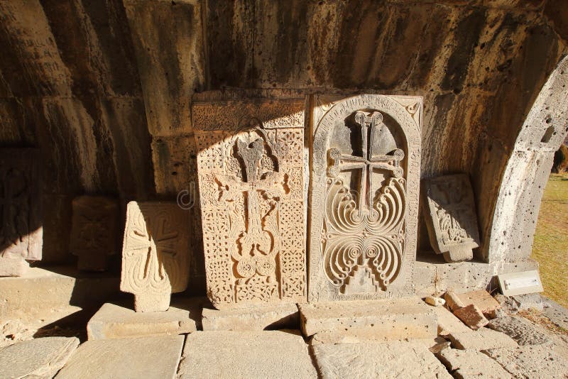 Les croix-pierres de khachkars dans le monastère de Haghpat, Arménie photos stock Les croix-pierres de khachkars dans le monastère de Haghpat, Arménie photos stock