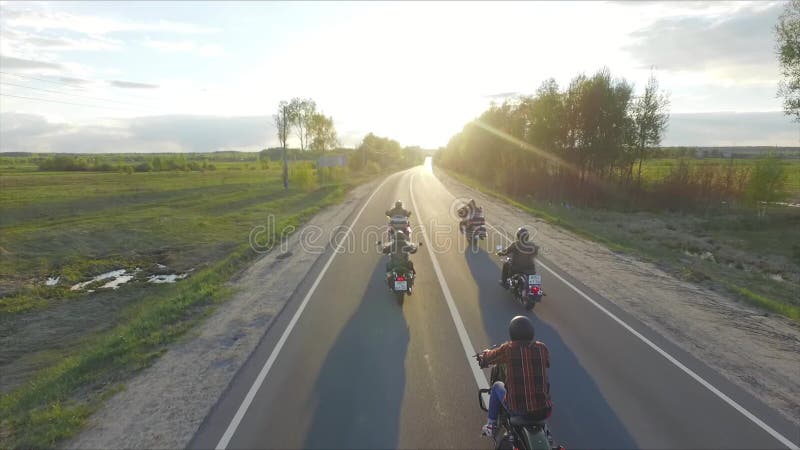 Les cyclistes montent dans le coucher du soleil clips vidéos Les cyclistes montent dans le coucher du soleil clips vidéos