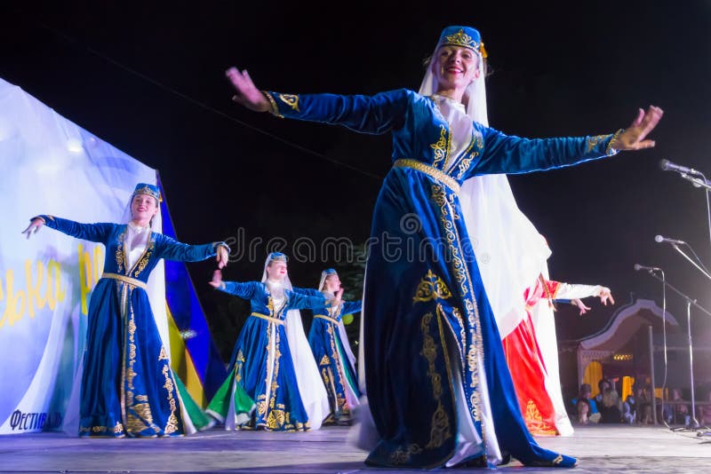 Les danseurs dans l'habillement traditionnel turc exécutent sur l'étape photo libre de droits Les danseurs dans l'habillement traditionnel turc exécutent sur l'étape photo libre de droits