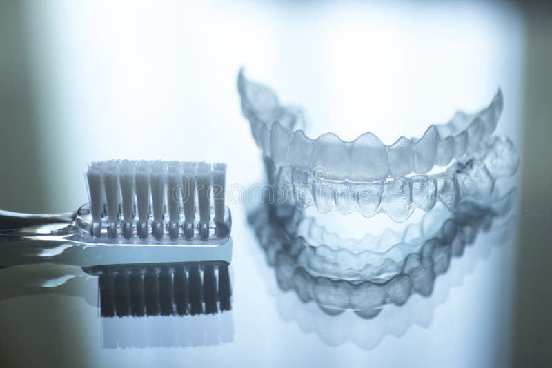 Les dents dentaires invisibles encadre des arrêtoirs et le toothbrus de dispositifs d'alignement