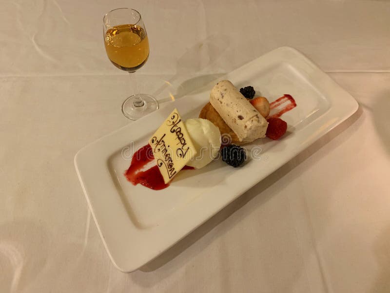 Les desserts délicieux ont complimenté avec du vin doux de glace images libres de droits Les desserts délicieux ont complimenté avec du vin doux de glace images libres de droits