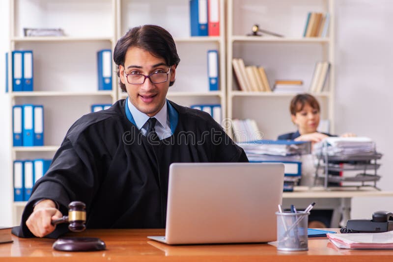Les deux avocats travaillant dans le bureau photo libre de droits Les deux avocats travaillant dans le bureau photo libre de droits