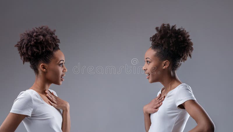 Les deux femmes étonnées par leurs similitudes : moi aussi image stock