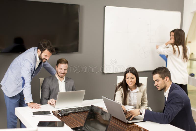 Les directeurs réussis discutant des affaires nouvelles projettent dans le mod image libre de droits Les directeurs réussis discutant des affaires nouvelles projettent dans le mod image libre de droits