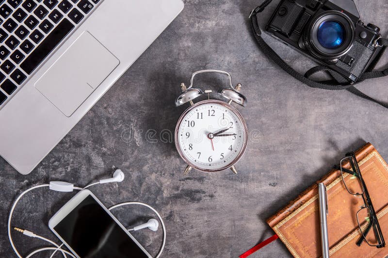 Les dispositifs pour passer le temps gratuit se trouve sur un dessus de table images stock Les dispositifs pour passer le temps gratuit se trouve sur un dessus de table images stock