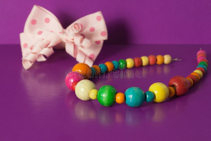 Les diverses bandes élastiques, agrafes de cheveux, perles, cintre pour des filles image libre de droits Les diverses bandes élastiques, agrafes de cheveux, perles, cintre pour des filles image libre de droits