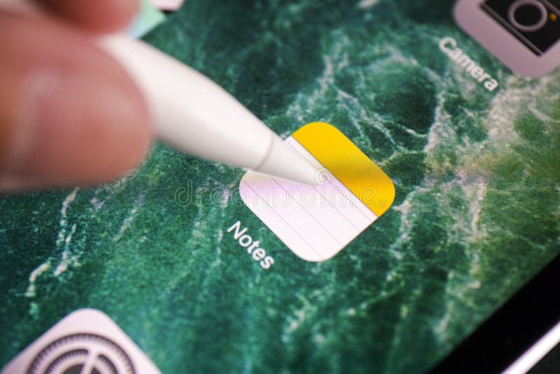 Les doigts de personne avec Apple crayonnent les notes émouvantes APP sur l'iPa d'Apple images libres de droits Les doigts de personne avec Apple crayonnent les notes émouvantes APP sur l'iPa d'Apple images libres de droits