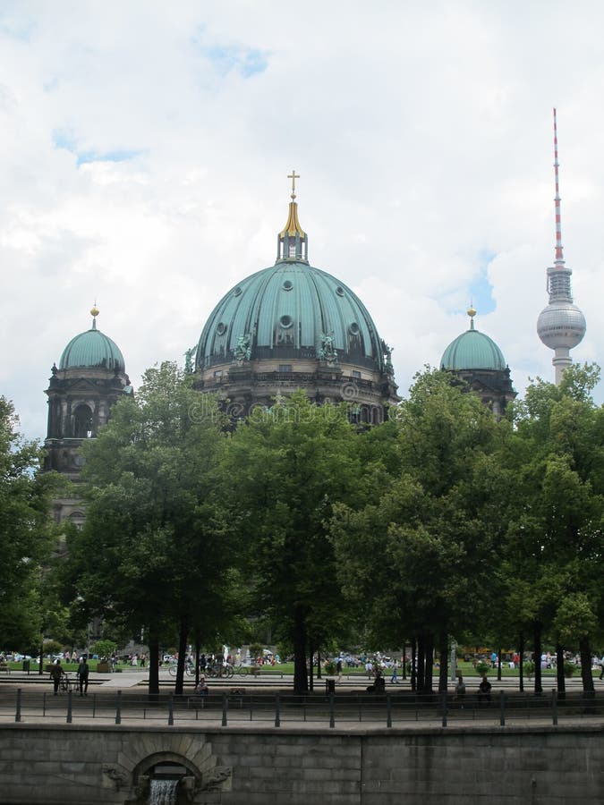 Les DOM de Berlinois et tour de Fernsehturm TV, Berlin photos libres de droits Les DOM de Berlinois et tour de Fernsehturm TV, Berlin photos libres de droits