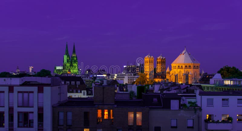 Les DOM du cologne et de la grande église la nuit photographie stock Les DOM du cologne et de la grande église la nuit photographie stock