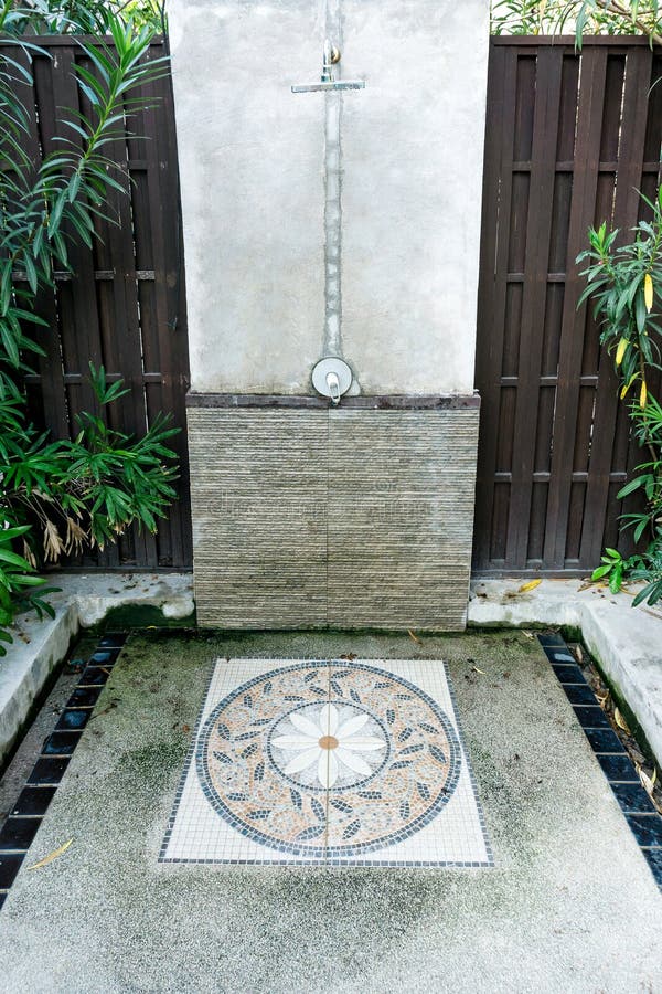 Douche dans la piscine photo stock. Image du douche 202882906