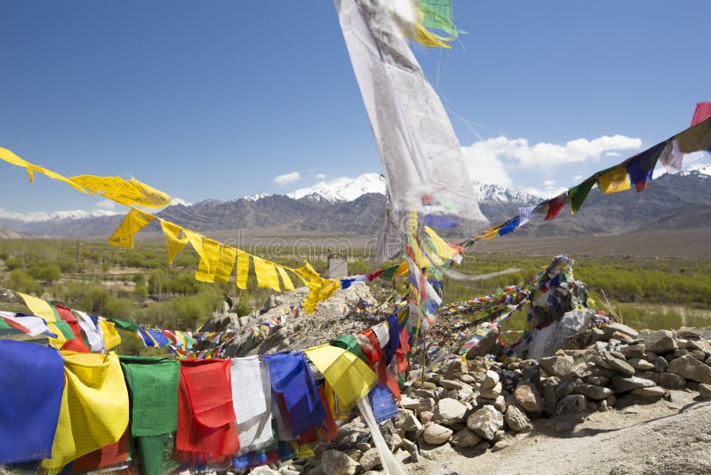 Les drapeaux de prière de Tibétain au palais de Shey, Ladakh, Inde photographie stock Les drapeaux de prière de Tibétain au palais de Shey, Ladakh, Inde photographie stock
