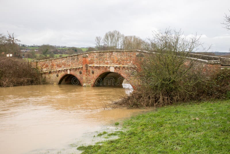 Les eaux d'inondation de Rother de rivière coulent sous le pont chez Bodium, Kent image libre de droits Les eaux d'inondation de Rother de rivière coulent sous le pont chez Bodium, Kent image libre de droits
