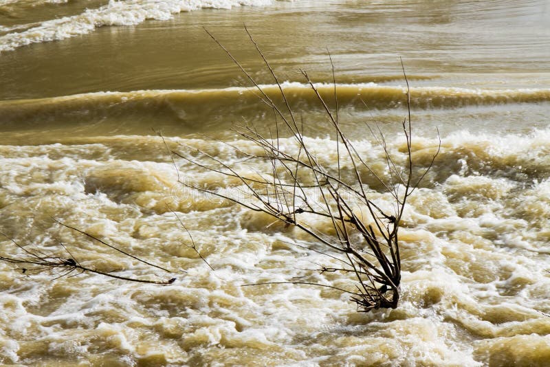 Les eaux et sombre faisants rage photo libre de droits Les eaux et sombre faisants rage photo libre de droits