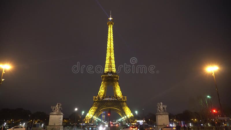 Les effets de la lumière de Tour Eiffel la nuit