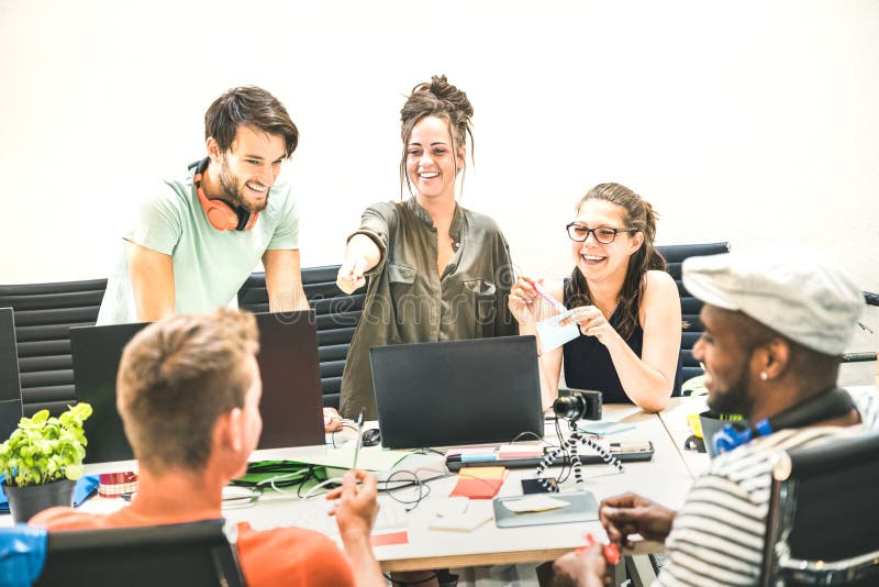 Les employées des jeunes groupent des travailleurs avec l'ordinateur dans le bureau de démarrage images libres de droits