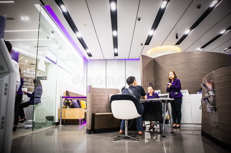 Les employés de banque expliquent aux clients dans le bureau à la route Bangna-traditionnelle centrale Bangkok Thaïlande de magas image stock Les employés de banque expliquent aux clients dans le bureau à la route Bangna-traditionnelle centrale Bangkok Thaïlande de magas image stock