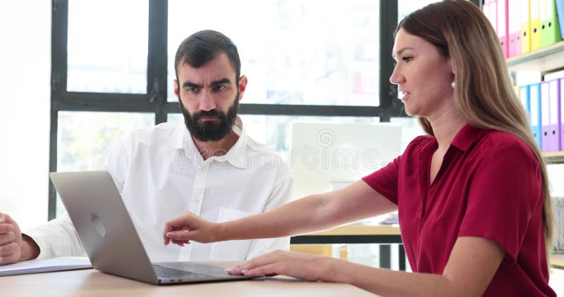 Les employés de bureau des hommes et des femmes discutent de questions liées au travail banque de vidéos