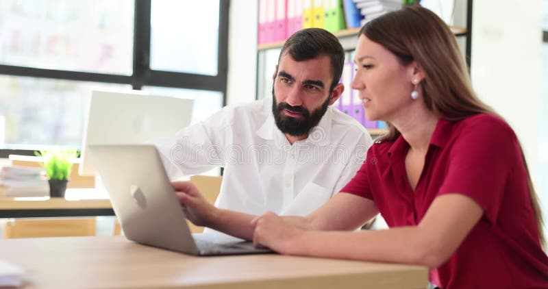 Les employés de bureau discutent des détails du projet et échangent des idées banque de vidéos
